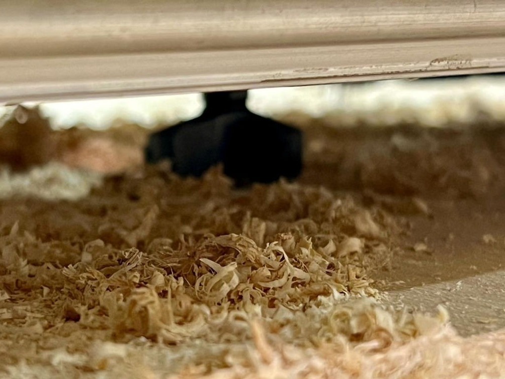 Detail ručního broušení a opracování masivního dřeva v truhlářské dílně PureWood